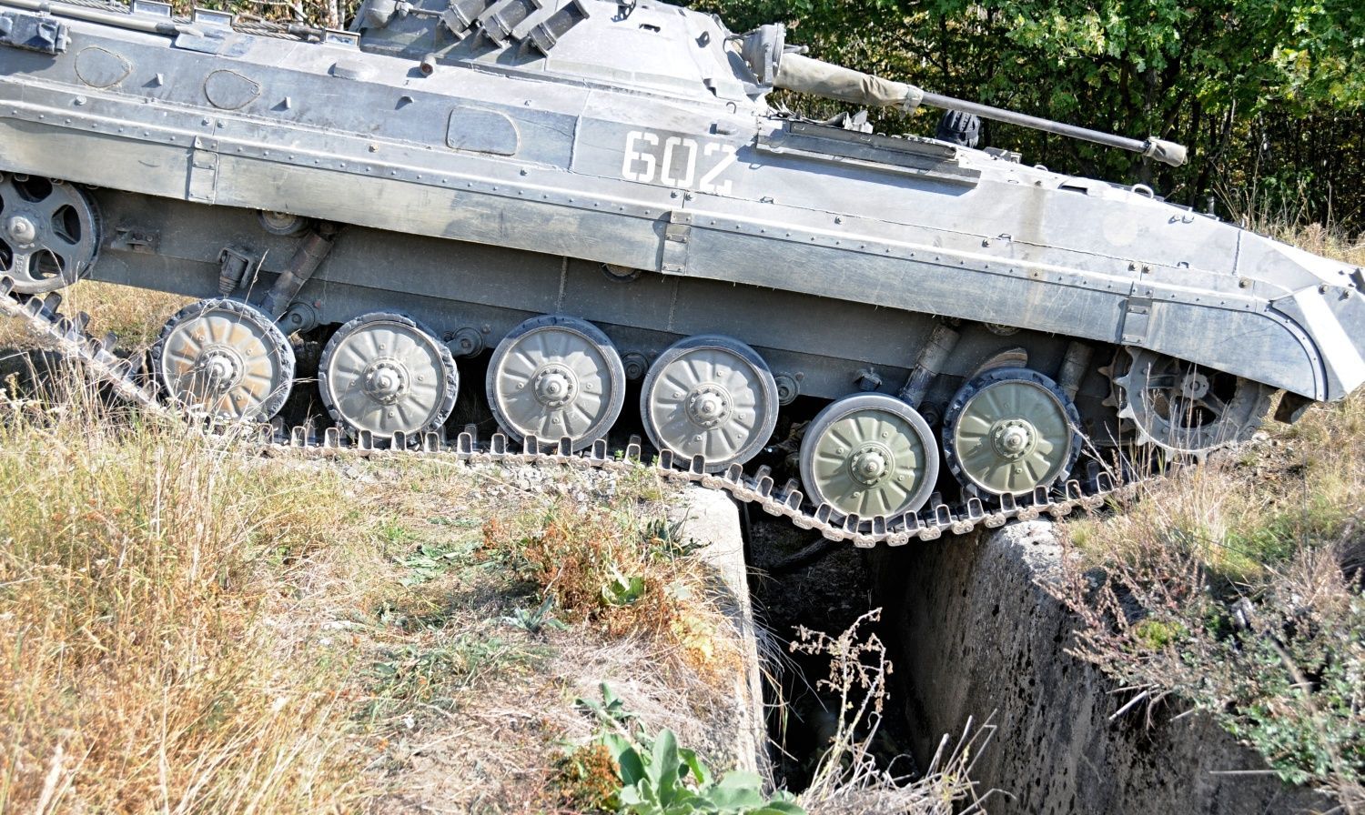 Cvičení Dukly Praha: kryti v zákopu s následným útokem