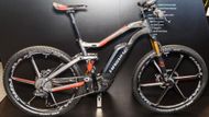 Celoodpružené horské kolo Haibike FullSeven Carbon 10.0 pohání motor Bosch (250 W). Řazení je elektronické Shimano XTR Di2. A cena? Astronomických 15 000 eur, tedy v přepočtu přes 400 tisíc korun.