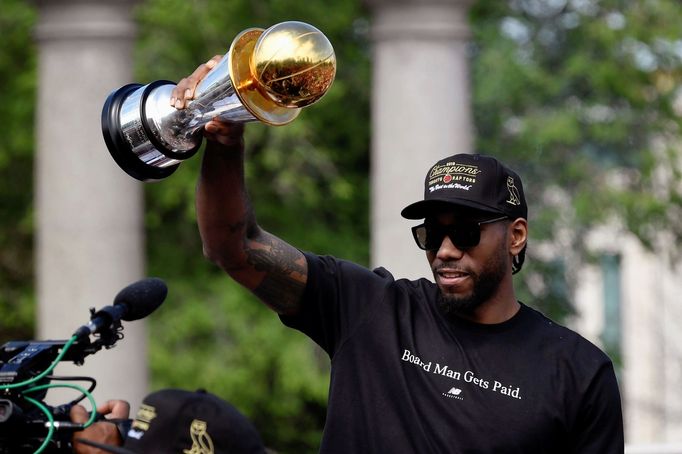 Basketbalista Kawhi Leonard (Toronto Raptors) s trofejí pro nejužitečnějšího hráče play off NBA 2019