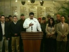 Nicolás Maduro oznamuje Chávezovu smrt.
