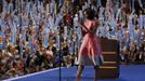 U.S. first lady Michelle Obama applauds after concluding her address to delegates during the first session of the Democratic National Convention in Charlotte, North Carolina, September 4, 2012. REUTERS/Jessica Rinaldi (UNITED STATES - Tags: POLITICS ELECTIONS) Published: Zář. 5, 2012, 3:32 dop.