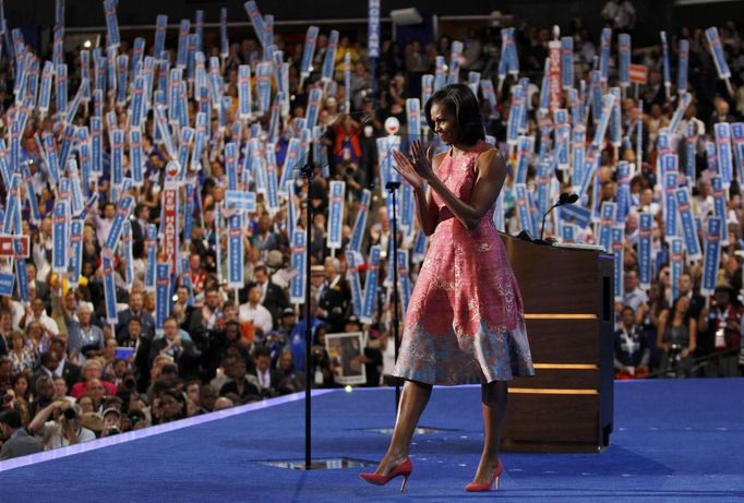 U.S. first lady Michelle Obama applauds after concluding her address to delegates during the first session of the Democratic National Convention in Charlotte, North Carolina, September 4, 2012. REUTERS/Jessica Rinaldi (UNITED STATES - Tags: POLITICS ELECTIONS) Published: Zář. 5, 2012, 3:32 dop.