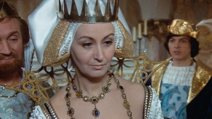 Herečka Karin Leschová jako královna v oblíbené filmové pohádce Tři oříšky pro Popelku (1973).