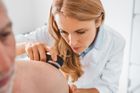 Nekuř, choď na prevenci a ušetříš na daních. Strany slibují výhody za dobré chování