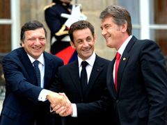 Ukrajinský prezident Viktor Juščenko (vpravo) chce dovést zemi do Evrospké unie a NATO. To se Rusku nelíbí.