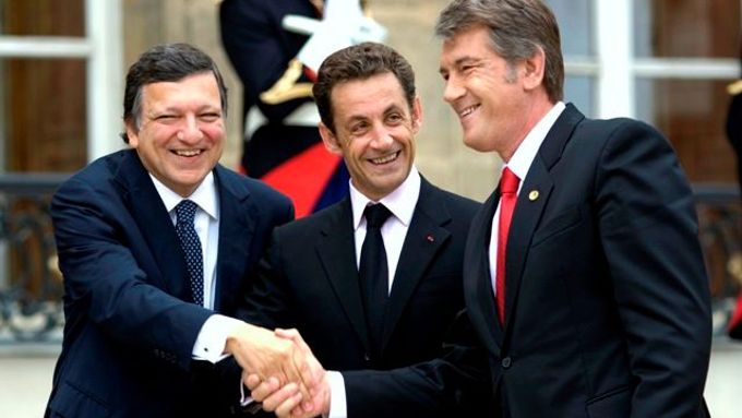 Předseda Evropské komise José Manuel Barroso (vlevo), francouzský prezident Nicolas Sarkozy (uprostřed) a ukrajinský prezident Viktor Juščenko