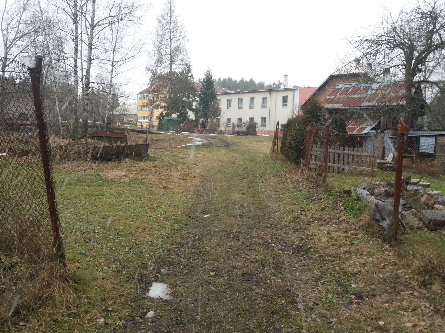 Vysídlená osada Bořiny u brány strojíren
