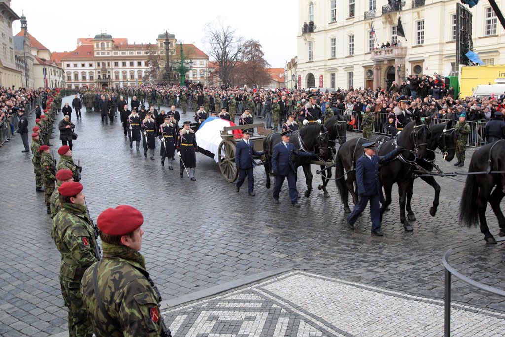 Vojenský smuteční ceremoniál na Hradě