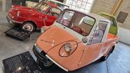 O něco dříve, v roce 1962, vznikla tato konkrétní Mazda K360. Samotná modelová řada byla pro japonského výrobce velkým prodejním úspěchem, mezi lety 1959 a 1969 se jich vyrobilo 280 tisíc, a to v době, kdy byl segment malých tříkolových náklaďáků velmi kompetitivní. V licenci tříkolku vyráběla dokonce Kia, pro niž to byl první automobil. Vedle tříkolky pak stojí červená Mazda R360, první osobní auto japonského výrobce spadající mezi takzvané kei cars. To se začalo vyrábět v květnu 1960.