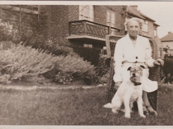 Minnie Simmondsová během druhé světové války na zahradě se svým psem.