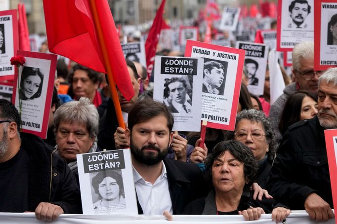 Chilský prezident Gabriel Boric (uprostřed) se účastní demonstrace u příležitosti 50. výročí vojenského převratu vedeného generálem Augustem Pinochetem