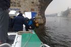 Potápěči zaměřovali pod vodou předchůdce Karlova mostu