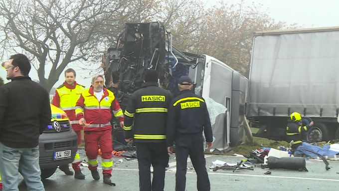 Na Jihlavsku se srazil autobus s nákladním autem, 10 zraněných