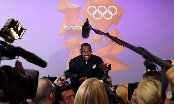 Americký basketbalista LeBron James během tiskové konference před zahájením OH 2012 v Londýně.