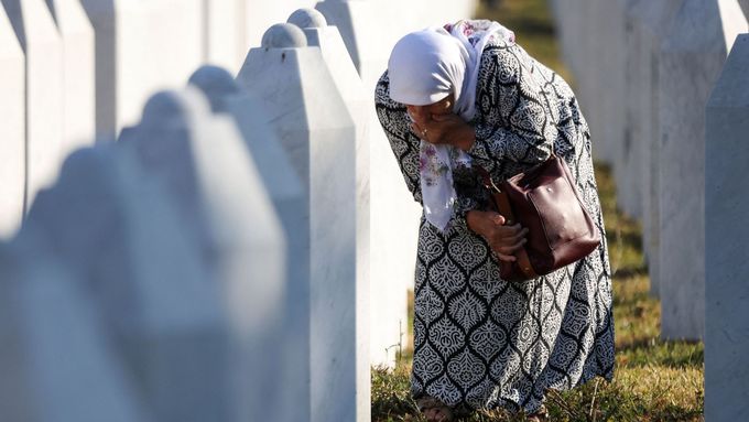 Tisíce obyvatel Bosny se v pátek sešly na hřbitově nedaleko Srebrenice, aby si připomněly 30. výročí od hrozivé genocidy.