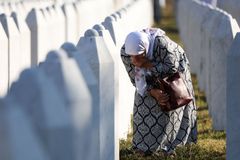 Smutek a hanba. Tisíce lidí si připomněly 30. výročí masakru ve Srebrenici
