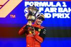 Charles Leclerc z Ferrari slaví triumf ve VC Bahrajnu F1 2022