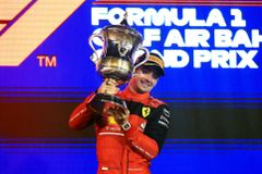 Konec čekání Ferrari na vítězství v F1. Leclerc po 910 dnech triumfoval v Bahrajnu