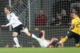 Marek Bakoš běží oslavit gól, Milan Švenger smutně přihlíží