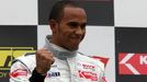 Lewis Hamilton slaví jedno ze svých 16 vítězství v Eurosérii Formule 3.