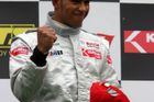 Lewis Hamilton slaví jedno ze svých 16 vítězství v Eurosérii Formule 3.