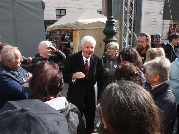 Miroslav Sládek po skončení demonstrace vyprávěl zájemcům o tom, jak byl mimo jiné v minulosti vězněný na Pankráci.
