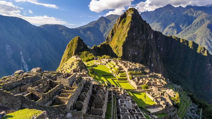 Machu Picchu nedaleko Cuzca, nacházející se v horách ve výšce více než 2000 metrů, ročně přiláká více než milion turistů.