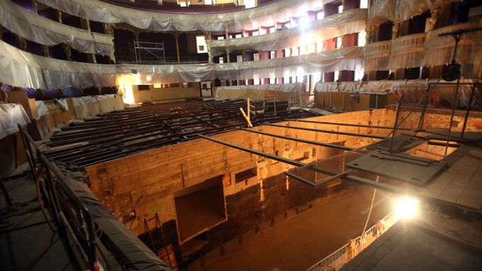 Foto: Státní opera po demolici. Oprava bude trvat ještě dva roky, umožní návrat do 19. století