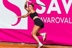 Za tisíce dolarů prodala část ruky. Šílený osud Ukrajinky, co chtěla vládnout světu