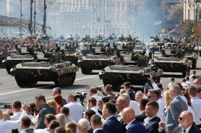 Diváci v Kyjevě sledují projíždějící tanky.