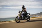BWM G 310 R - Lehké nahaté stroje jsou mrštné na klikatých silnicích. Letošní novinka potěší mladší jezdce.