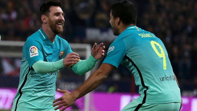 Lionel Messi a Luis Suárez z Barcelony slaví gól v síti Atlética Madrid