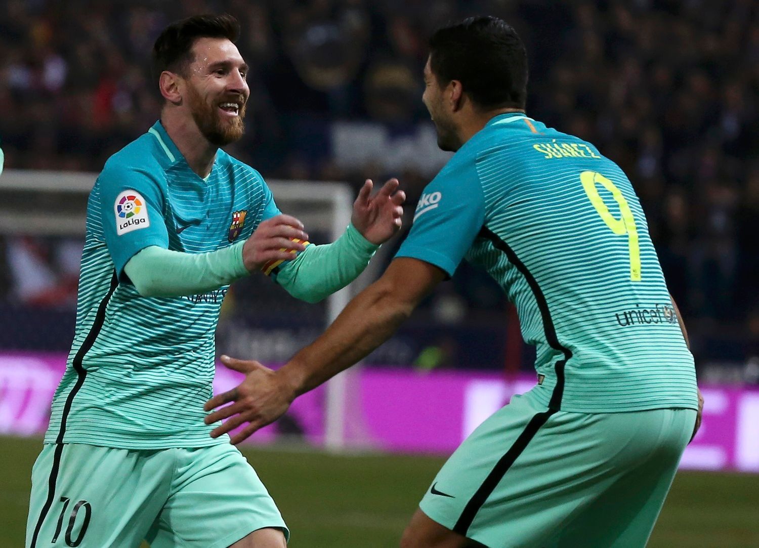 Lionel Messi a Luis Suárez z Barcelony slaví gól v síti Atlética Madrid