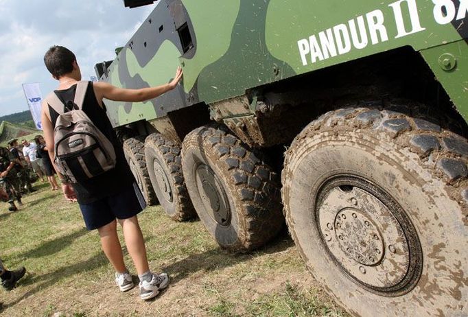 Někteří neodolali pokušení si na nový transportér sáhnout.