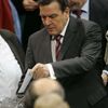 Gerhard Schröder hlasuje pro svou nástupkyni ve funkci německého kancléře Angelu Merkelovou