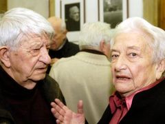 Matka Ivana Kyncla Jiřina Kynclová s básníkem Janem Vladislavem na výstavě