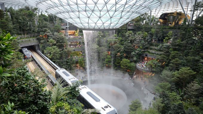 Ohromující vodopád i vlastní deštný prales. V Singapuru se otevřela nová část letiště