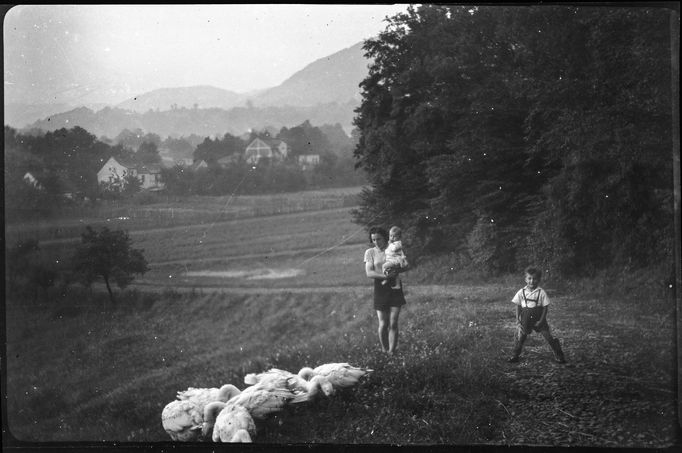 Archivní snímky neznámých autorů z let cca1900-1945, které zachraňuje fotograf Martin Wágner v rámci projektu "Negativy z popelnice" a dokumentuje tak zmizelý svět.