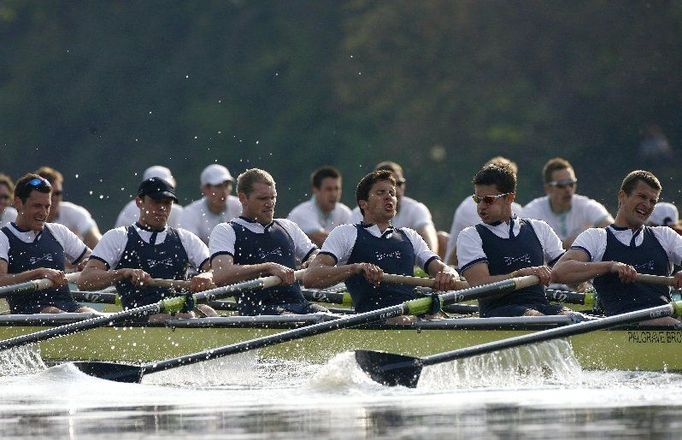 Posádka Oxfordu většinu závodu vedla, v závěru však na soupeře z Cambridge nestačila.