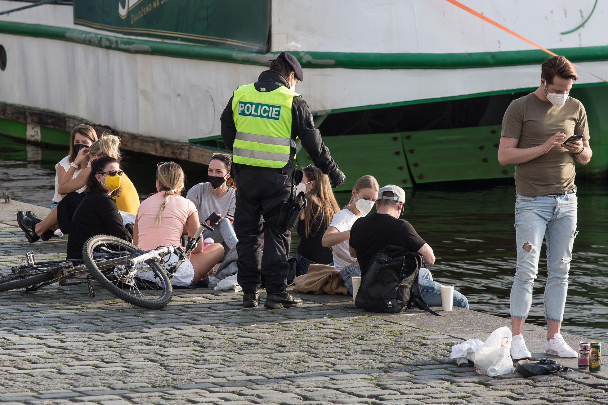 Lidé v ulicích Prahy a na Náplavce bez respirátorů, kontrola policie, koronavirus, covid-19, Náplavka, nábřeží