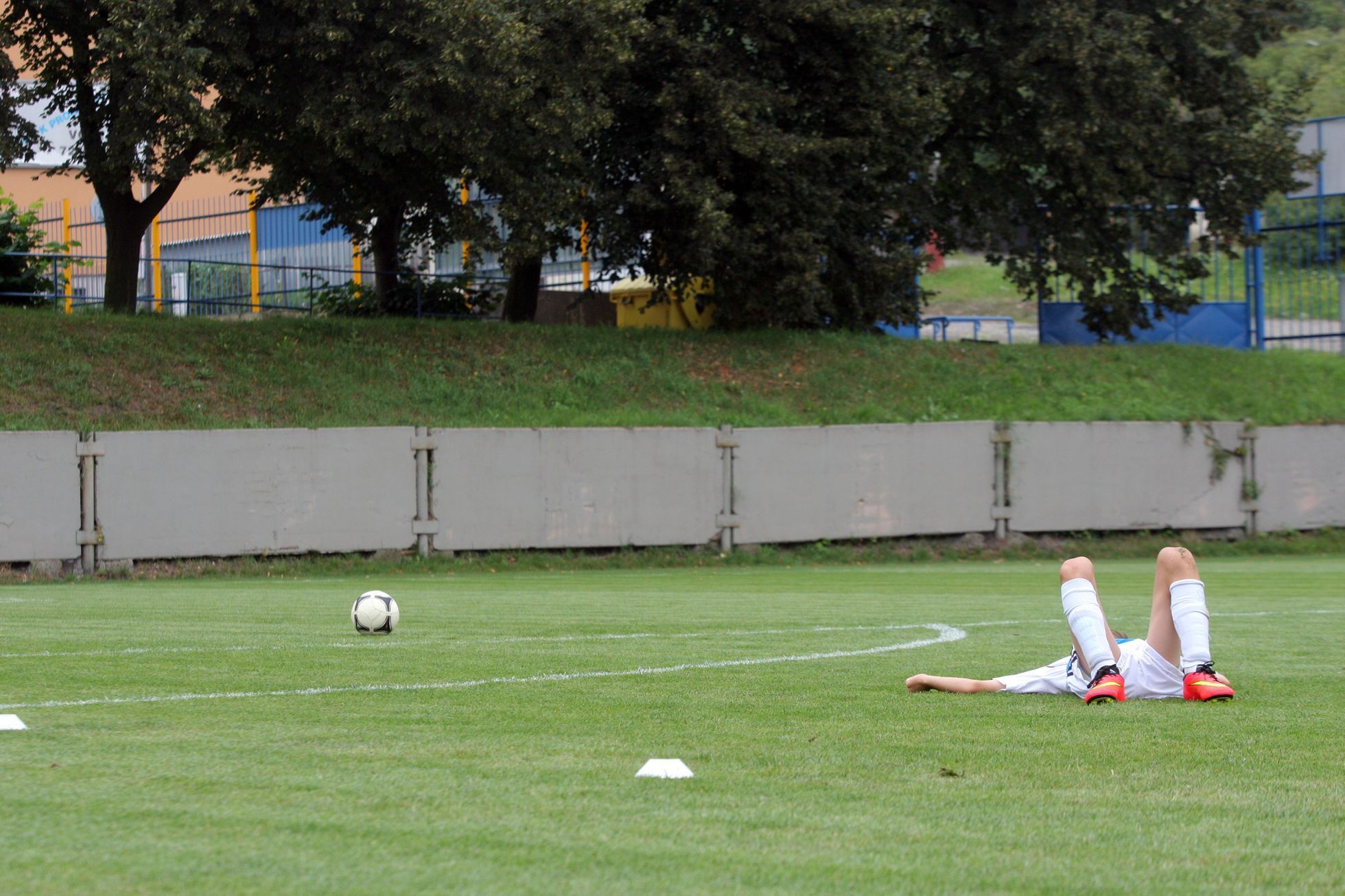 Kluci se učí hrát fotbal