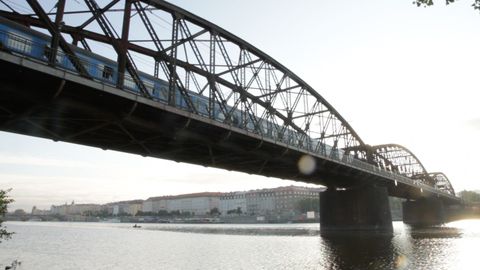 Protne pražskou náplavku pod Vyšehradem silniční most?