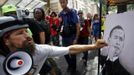 A demonstrator mocks a portrait of President Barack Obama while marching during a protest during the first day of the Democratic National Convention in Charlotte, North Carolina September 4, 2012. REUTERS/John Adkisson (UNITED STATES - Tags: POLITICS CIVIL UNREST) Published: Zář. 4, 2012, 9:07 odp.