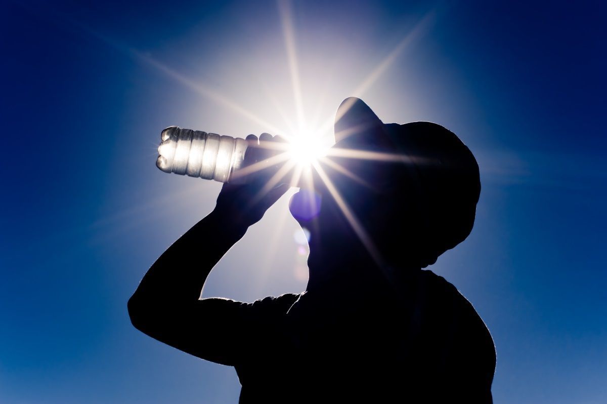Plastová láhev na slunci, ilustrační foto