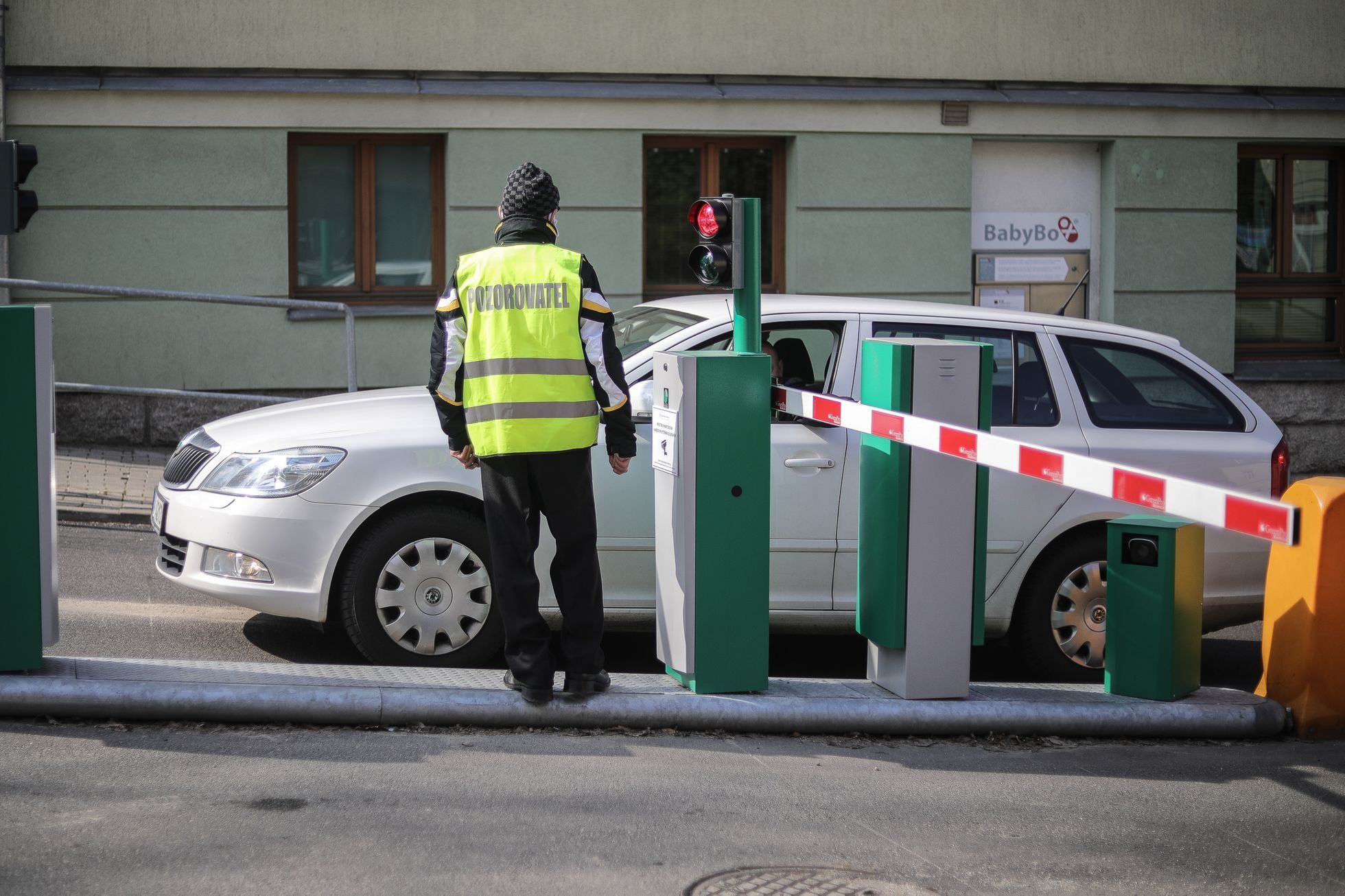 Koronavirus, COVID - Uzavřená Nemocnice Liberec, checkpoint, drive-in kontrola, medik, zdravotník