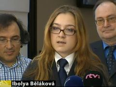 Ibolya na tiskové konferenci ve vysílání České televize coby organizátorka petiční akce Nobelova cena za mír pro sira Nicholase Wintona.