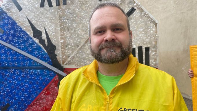 Aktuálně.cz mluvilo s mluvčím Greenpeace v Česku Lukášem Hrábkem, který stál před obrovskými hodinami z PET lahví na podporu zálohování těchto lahví.