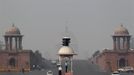 A traffic police officer directs traffic in front of India's presidential palace Rashtrapati Bhavan amid dense smog in New Delhi November 14, 2012. Indians are at high risk of respiratory ailments, heart disease and lung cancer, according to World Health Organization (WHO) data that showed Delhi's air had almost 10 times the recommended level of PM10 particulate matter, or particles small enough to penetrate to the deepest part of the lungs and cause health problems. REUTERS/B Mathur (INDIA - Tags: ENVIRONMENT SOCIETY HEALTH) Published: Lis. 14, 2012, 6:38 dop.