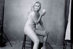 Krásná, hnusná, tlustá, hubená, žena. Komička Amy Schumer je hlavní tváří kalendáře Pirelli