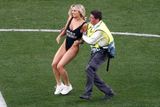 Pořadatelé měli práci spoře oděnou dívku chytit, ale nakonec putovala do zákulisí stadionu Wanda Metropolitano.
